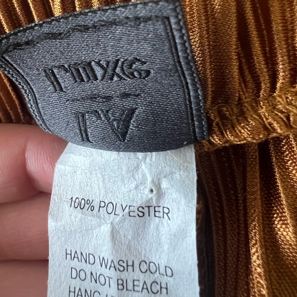 Two piece set - Picture 2 of 2